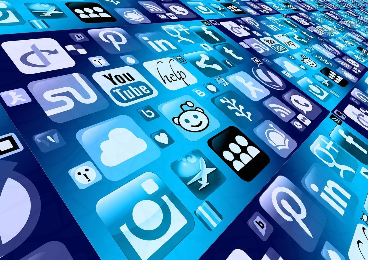 Les réseaux sociaux : entre progrès, influence et fragmentation sociale