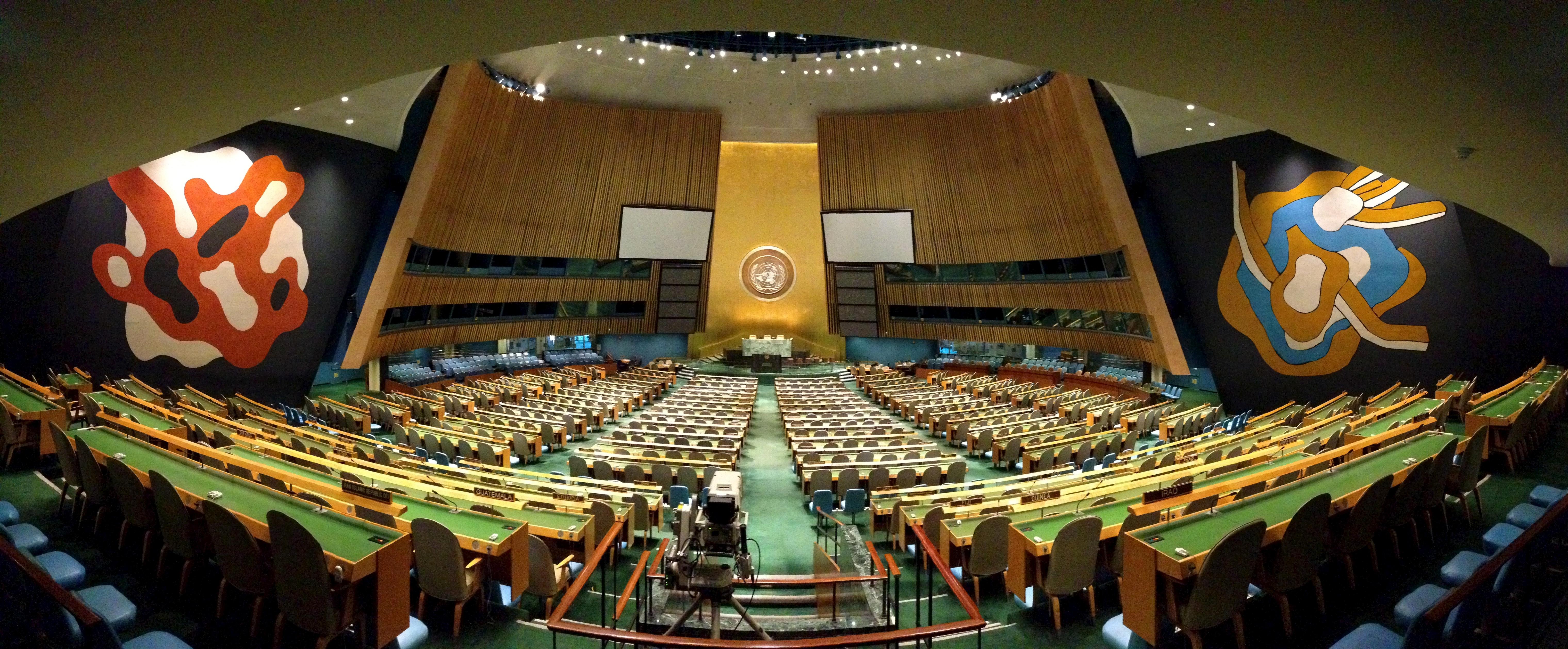 The Geography of Ideologies: From Human Societies to Artificial Intelligence