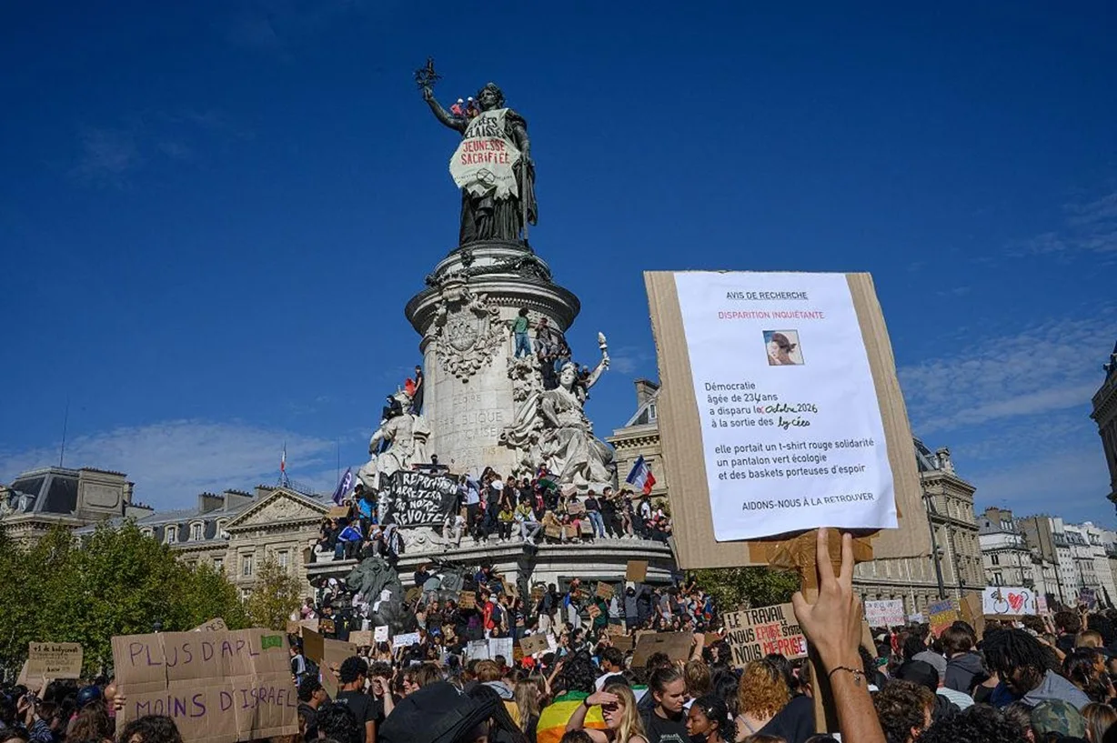 France : la colère sociale devient une crise politique